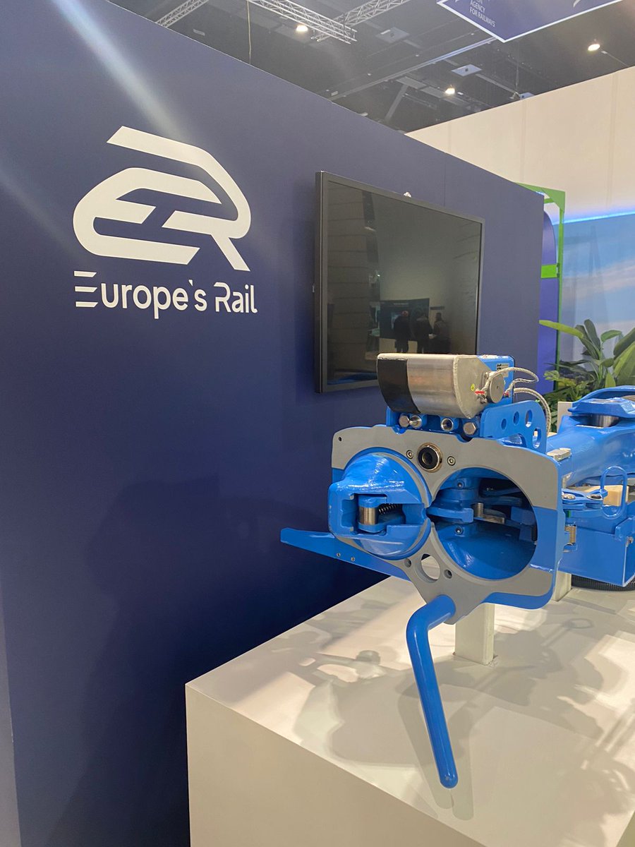 EURail_JU's tweet photo. The future &amp; the past of the coupling of freight trains 🚆 is on the #EU_Rail @InnoTrans stand #115.

Visit us to see the Digital Automatic Coupler &amp; the manual freight coupler side by side &amp; experience the future of #rail with us.

#EDDP https://t.co/ZLGGje0UYu