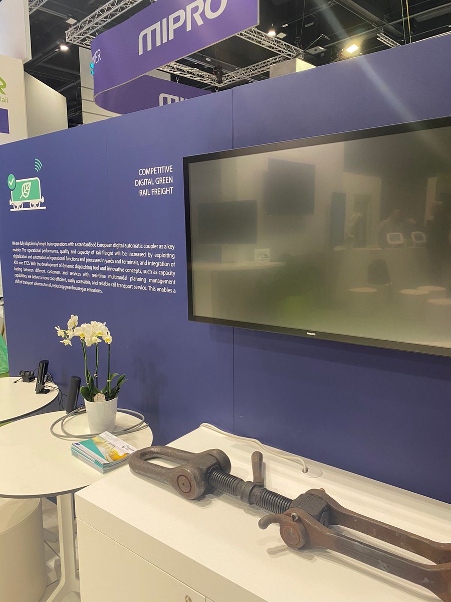 EURail_JU's tweet photo. The future &amp; the past of the coupling of freight trains 🚆 is on the #EU_Rail @InnoTrans stand #115.

Visit us to see the Digital Automatic Coupler &amp; the manual freight coupler side by side &amp; experience the future of #rail with us.

#EDDP https://t.co/ZLGGje0UYu