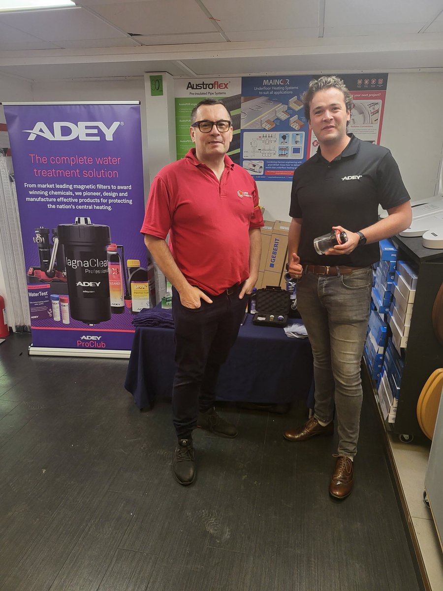 Kevinbeecher's tweet photo. Pop down to Ladbroke grove today and see Harry Hankey from adey @LordsBuildersM #adey #plumber #Plumbers https://t.co/mX70c3sUjV
