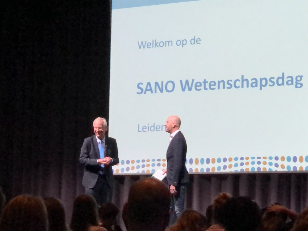 UNCZH's tweet photo. Aftrap van de Sano Wetenschapsdag 2022 met @wilcoachterberg en dagvoorzitter @johanoverdevest. Boodschap Wilco: Raak geïnspireerd in onderzoek, onderzoeksideeën en in het #kennisdelen.
#ouderenzorg #SWD22 @leiden2022 https://t.co/IwHzVcp6Lw