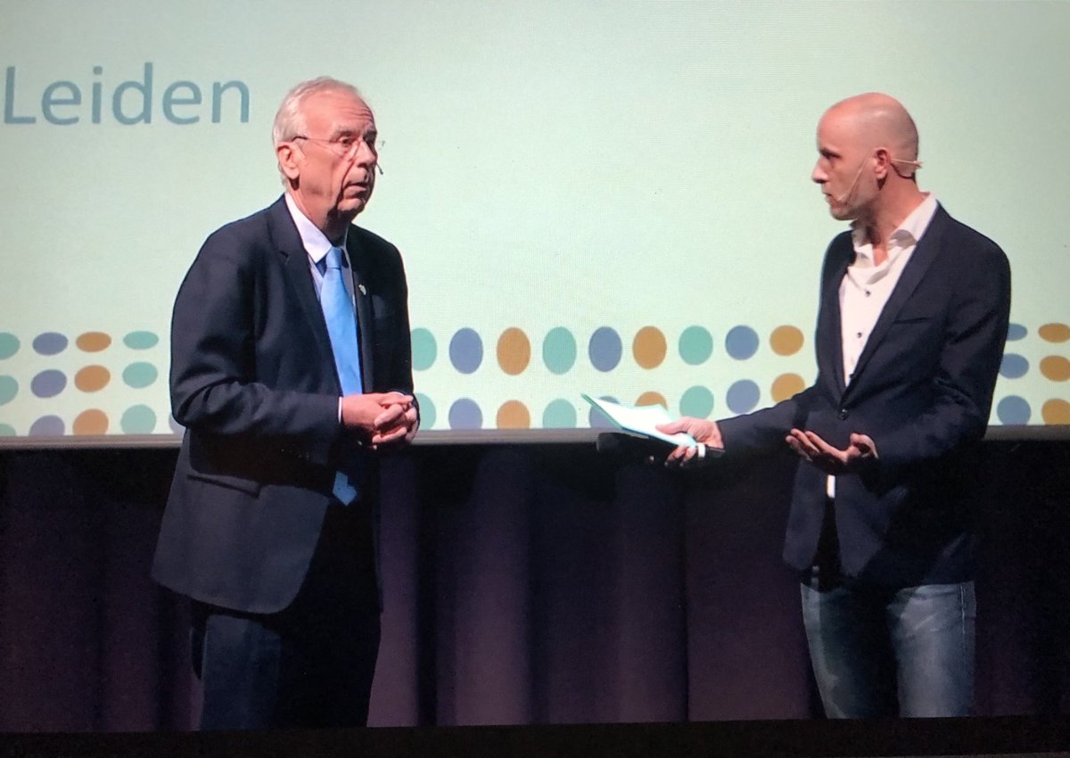 UNCZH's tweet photo. Aftrap van de Sano Wetenschapsdag 2022 met @wilcoachterberg en dagvoorzitter @johanoverdevest. Boodschap Wilco: Raak geïnspireerd in onderzoek, onderzoeksideeën en in het #kennisdelen.
#ouderenzorg #SWD22 @leiden2022 https://t.co/IwHzVcp6Lw