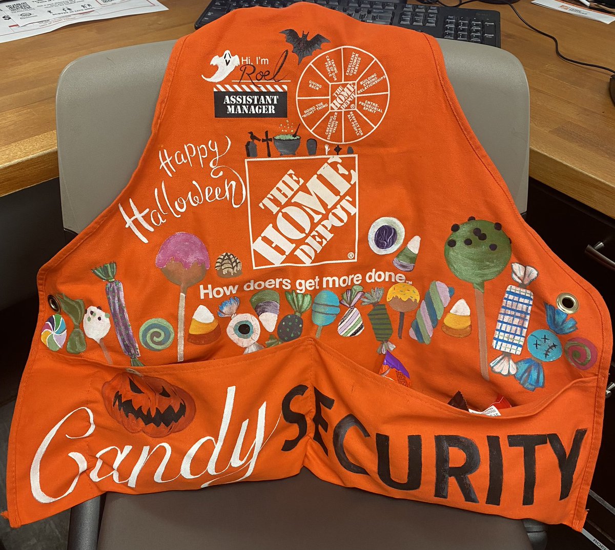 Thank you Liz for this awesome artwork of yours. Liz is one of my freight associates that is committed to drive excellent customer service by executing E2E processes to standards. #apronreadyforthishalloween #Halloween2022 #buildingstrongrelationships #givingback #givingback