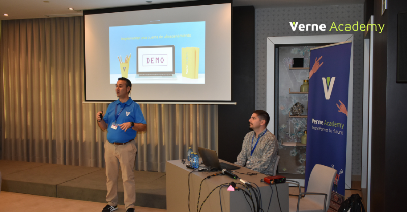 VerneAcademy's tweet photo. En el Track 2 está @augurarte, Cloud &amp; Infrastructure Technical Lead en @VerneGroup y profesor en #VerneAcademy, impartiendo la charla “Ejercitando tus bíceps en la nube”. 💪☁ 

#VerneAcademySUMMIT https://t.co/uO6YEmoko3