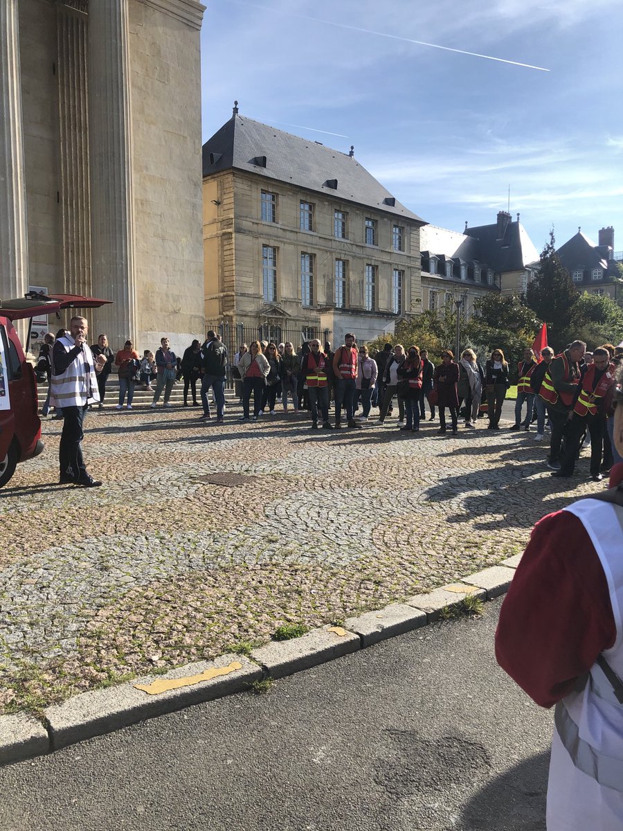 Les secteurs santé et médico-social rassemblés à #Rouen devant la préfecture de #SeineMaritime pour une nouvelle fois demander des moyens et une reconnaissance du travail, à l’appel de la CGT.