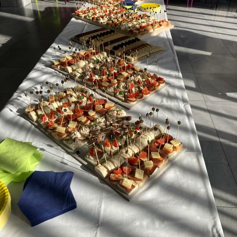 Catering na naš način!

POVODOM 70 GODINA STUDIJSKOG CENTRA SOCIJALNOG RADA ( MUZIČKA AKADEMIJA) 22.9.2022.

Učenici 2.a,2.h i 3.h  su sudjelovali u pripremi  i posluživanju cateringa. Sve se odvijalo uz pomoć,  podršku i vodstvo nastavnika.

ČESTITAMO socijalnim radnicima!