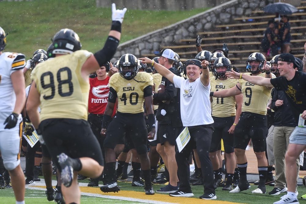 ALL SMILES 💛🖤🐝 #BurnTheBoats