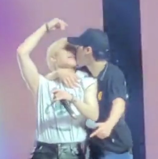 oil_yeo615's tweet photo. 궁금한거있음
왜 사니는 여땅이 안거나 뽀뽀할때 항상 여땅이 기준 왼쪽 뒤에서 안지
항상 이 자세여서 나는 1차에서도 트레가 가능한지는 처음 알았음 https://t.co/AK154XLk71