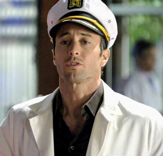 AlohaIndigoGirl's tweet photo. #ThreeRiversThursday #AlexOLoughlin π #DrAndy https://t.co/f8c4Nd003S
