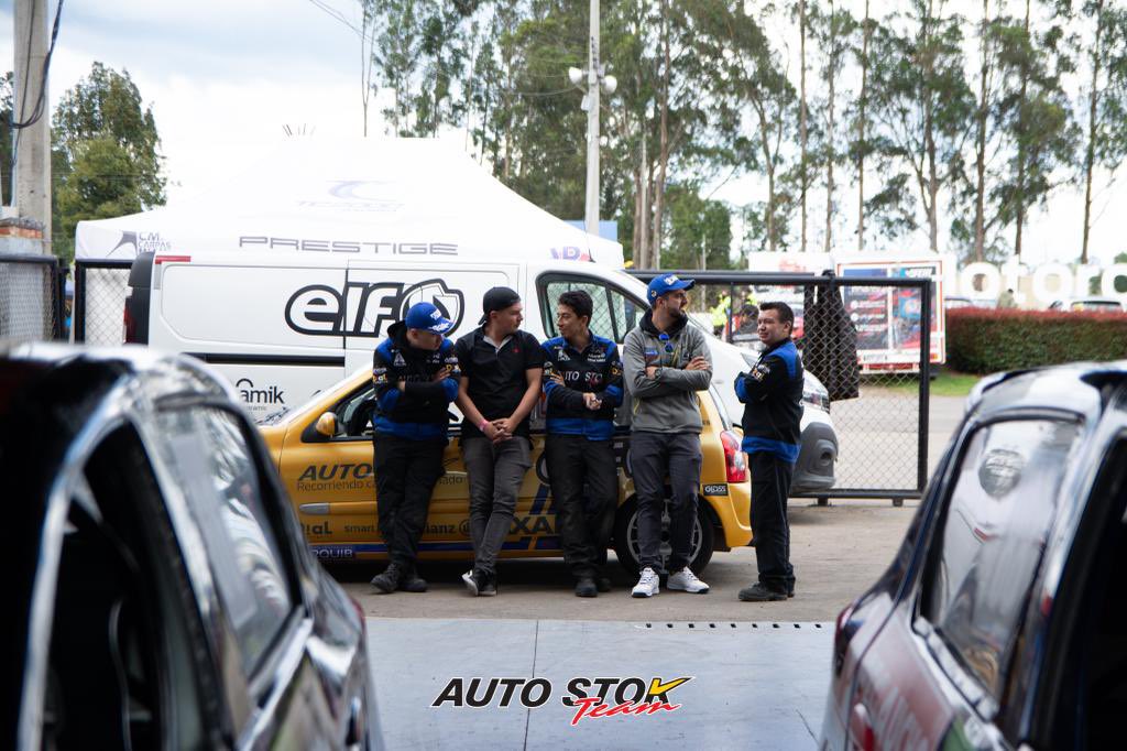Pipefernandez06's tweet photo. Más que un equipo una familia #autostokteam #tc2000 #autodromodetocancipa https://t.co/mWtpJVocXm