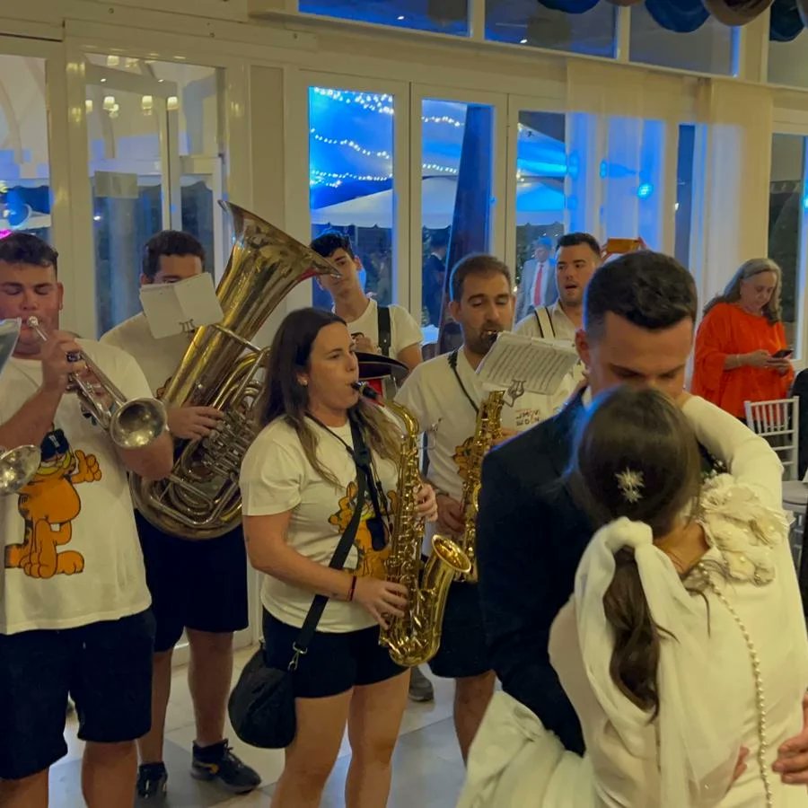 El_Movidon's tweet photo. Hoy os traemos algunas fotos de nuestra última actuación!🤗🙌🏻🥁🎷🎺

Este sábado más cositas nuevas...😏

#boda #charangaelmovidon #charanga #jaen #mancha #brassband #marchingband #brass #trumpet #tuba #percussion #drums #saxofon #todoslosbesos #quevedo #rosalia #bombardino https://t.co/odMpv8e5BS