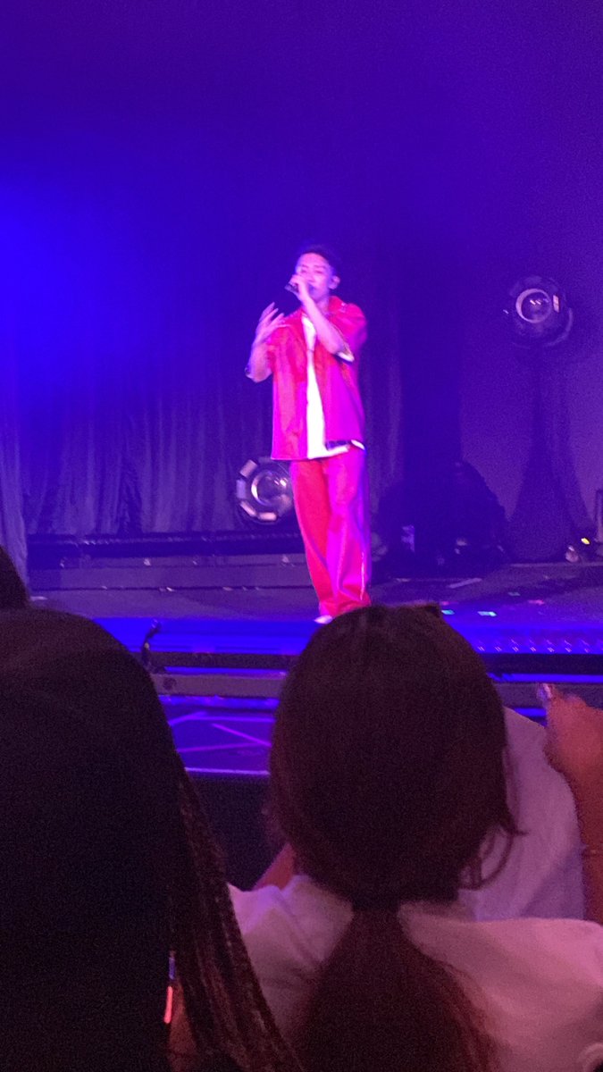 3hyunyeol's tweet photo. It was hot af in the concert with dpr, a few passed out and they turned the ac on half way through the show but besides that, it was hella fun and dope. They put on a fucking show! #REGIMETOUR #DPRDC https://t.co/mixRFETRAr