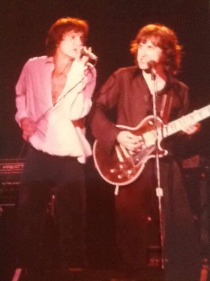 KinKsKinKdom's tweet photo. #RayDavies & Dave on stage for #Thekinks USA 1975 tour - photo by #DanTheFan https://t.co/6KwcZRZA4s