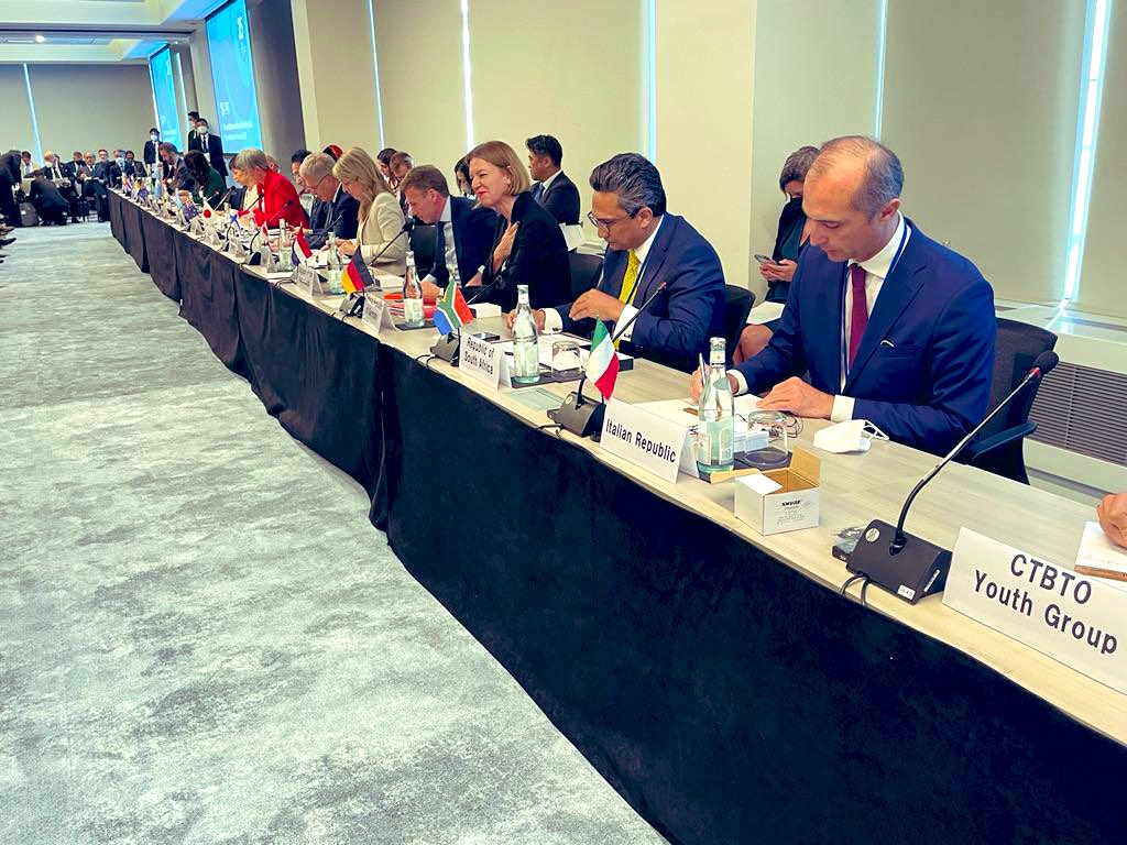 ItalyUN_NY's tweet photo. 🙏🇦🇺 &amp; 🇯🇵 for the timely meeting of 🇺🇳 GoF of #CTBT. Italy 🇮🇹, co-chair w/🇿🇦 of CTBT Art. XIV Conf., reiterates the plea to all States that have not yet done so to sign &amp; ratify it, so to #EndNuclearTests. 🙏@_RobFloyd for your effective outreach. https://t.co/KgvKMJ1VX7
