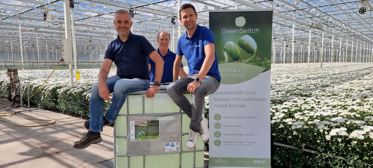 Let's make the green switch! Martijn en Wouter Duijvesteijn van Beyond Chrysant namen afgelopen dinsdag de eerste IBC GreenSwitch Original® in ontvangst. Beyond laat hiermee zien niet alleen een groot hart voor chrysanten te hebben, maar ook voor de wereld.