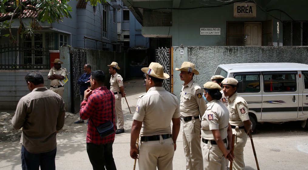 AJEnglish's tweet photo. India’s top investigation agencies have conducted nationwide raids on a prominent Muslim organisation and detained more than 100 of its members https://t.co/OUxfajq8Ik https://t.co/ErF4gy7D1e