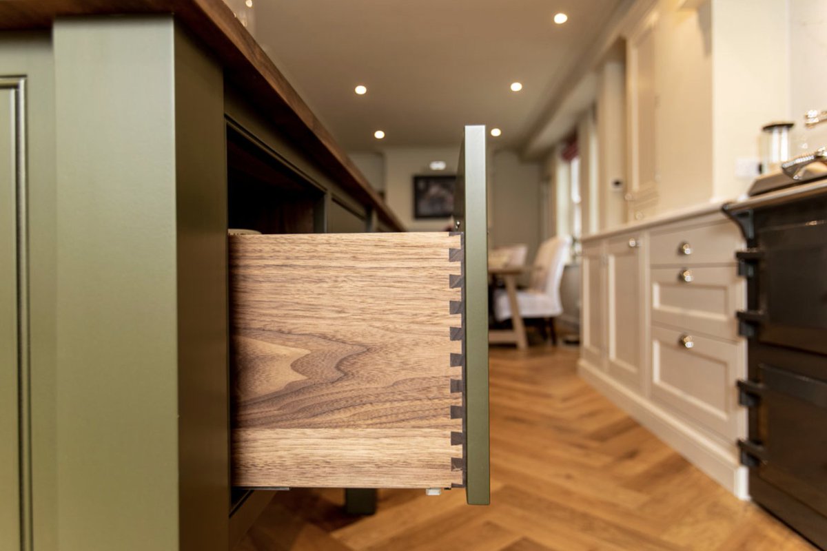 The modern #kitchen is a reflection of the way many of us are choosing to live these days. This multi-functional space requires intelligent #kitchendesign and careful attention to detail to work as the heart of the modern-day home. #bespokeinteriors