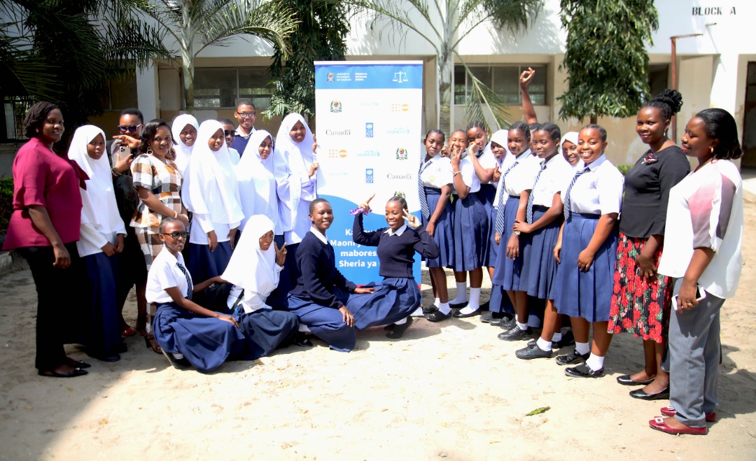 UNICEFTanzania's tweet photo. Kazi Inaendelea💪🏾@Sheria_Katiba, with support from @UNICEF🇹🇿 and @CanadaTanzania, is doing consultation meetings across the country to collect views on the amendment of the Law of Marriage to increase the minimum age for both boys &amp; girls to 18. #ForEveryChild, a childhood https://t.co/qitMo3hcMQ