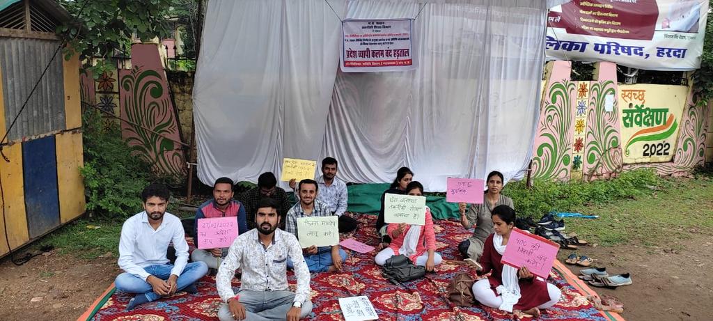 Apnimang's tweet photo. #मध्यप्रदेश के शास/स्वशासी/अनुदान प्राप्त/महिला पॉलीटेक्निक एवं इंजीनियरिंग कॉलेज में कार्यरत अतिथि व्याख्याता #फिक्स_मानदेय लागू किए जाने #7_दिवसीय_कलमबंद_हड़ताल पर।  #MP_पॉलीटेक्निक_अतिथि_कलमबंद_हड़���ाल 
@BJP4MP @ANI @yashodhararaje @ChouhanShivraj @vdsharmabjp @JansamparkMP https://t.co/G1QV9FPhW9