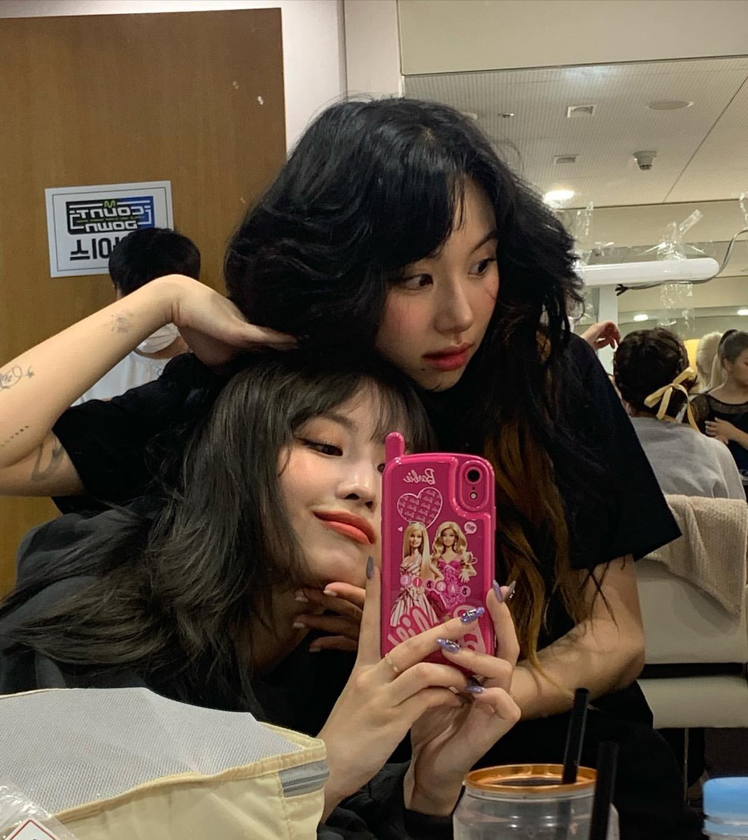 Playing hairdo made everyone bring back their childhood. Me and Chaeyoung did it when we had free time. It really brings me back to a childhood memory!