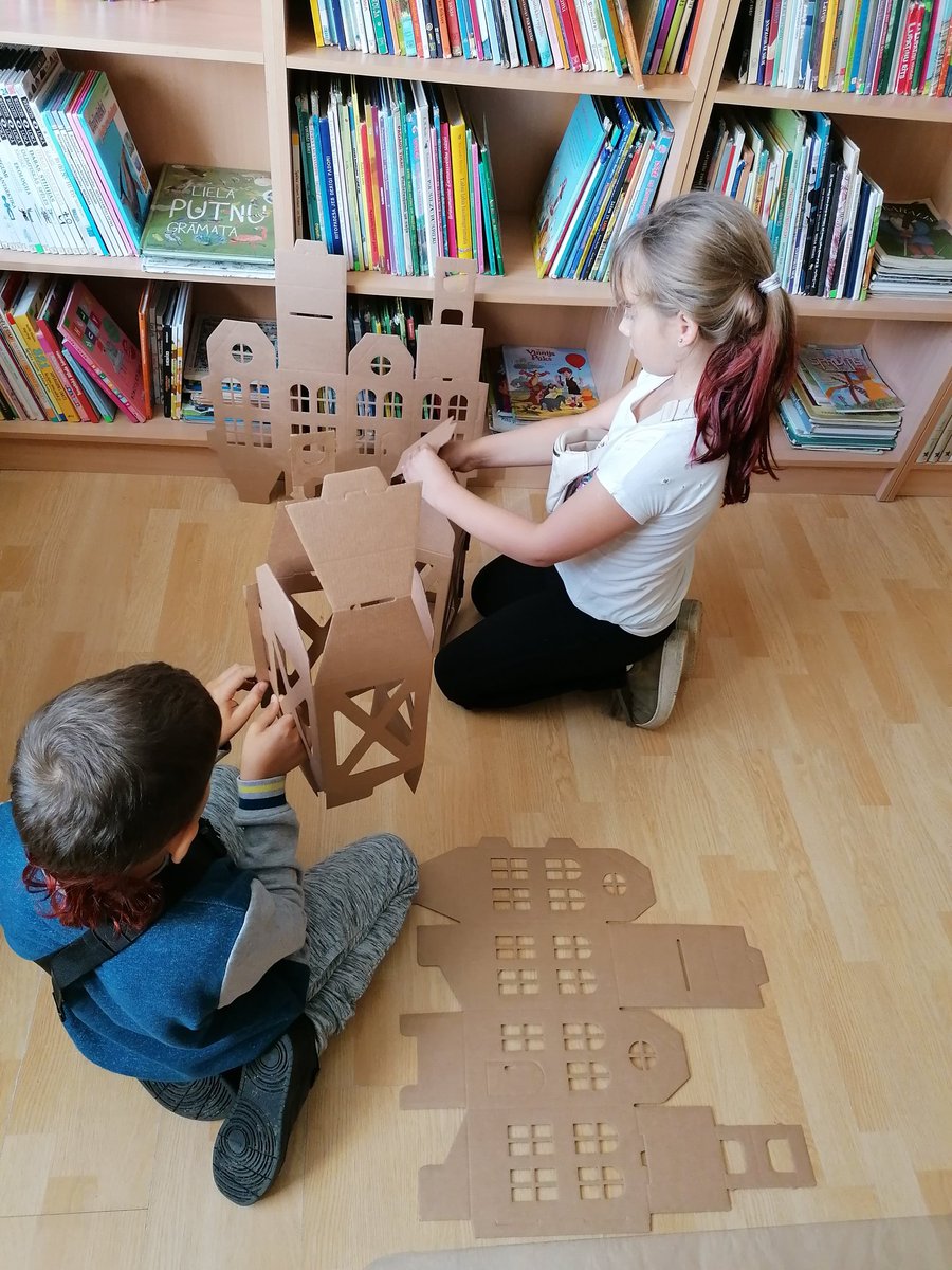 uzavasbib's tweet image. Gatavojamies tumšajam laikam😊 Mājiņas un lukturīši salocīti viens un divi! 👌Paldies palīgiem, kuri ir arī čakli grāmatu lasītāji! 🎉
#palīgi #bērni #prieks #pārsteigums #uzavasbibliotēka