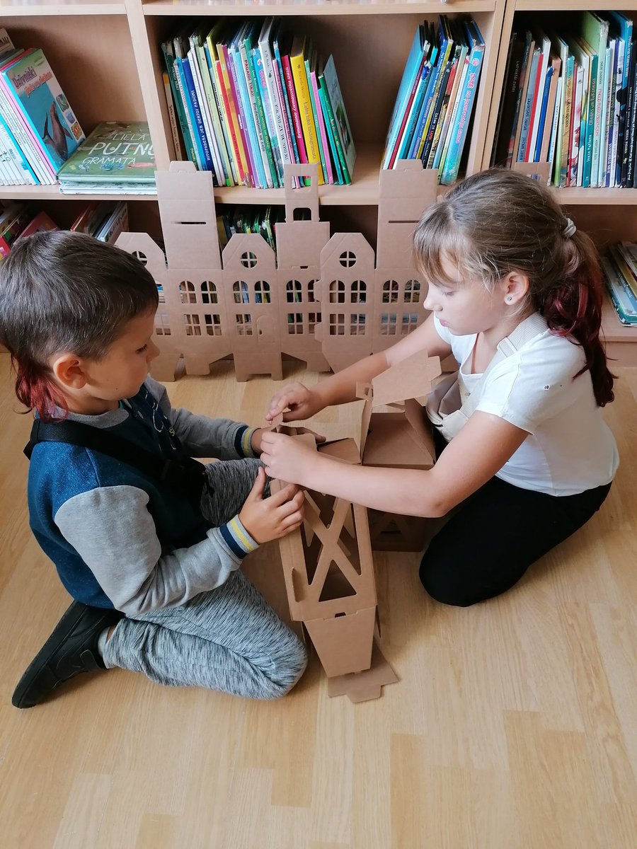 uzavasbib's tweet image. Gatavojamies tumšajam laikam😊 Mājiņas un lukturīši salocīti viens un divi! 👌Paldies palīgiem, kuri ir arī čakli grāmatu lasītāji! 🎉
#palīgi #bērni #prieks #pārsteigums #uzavasbibliotēka