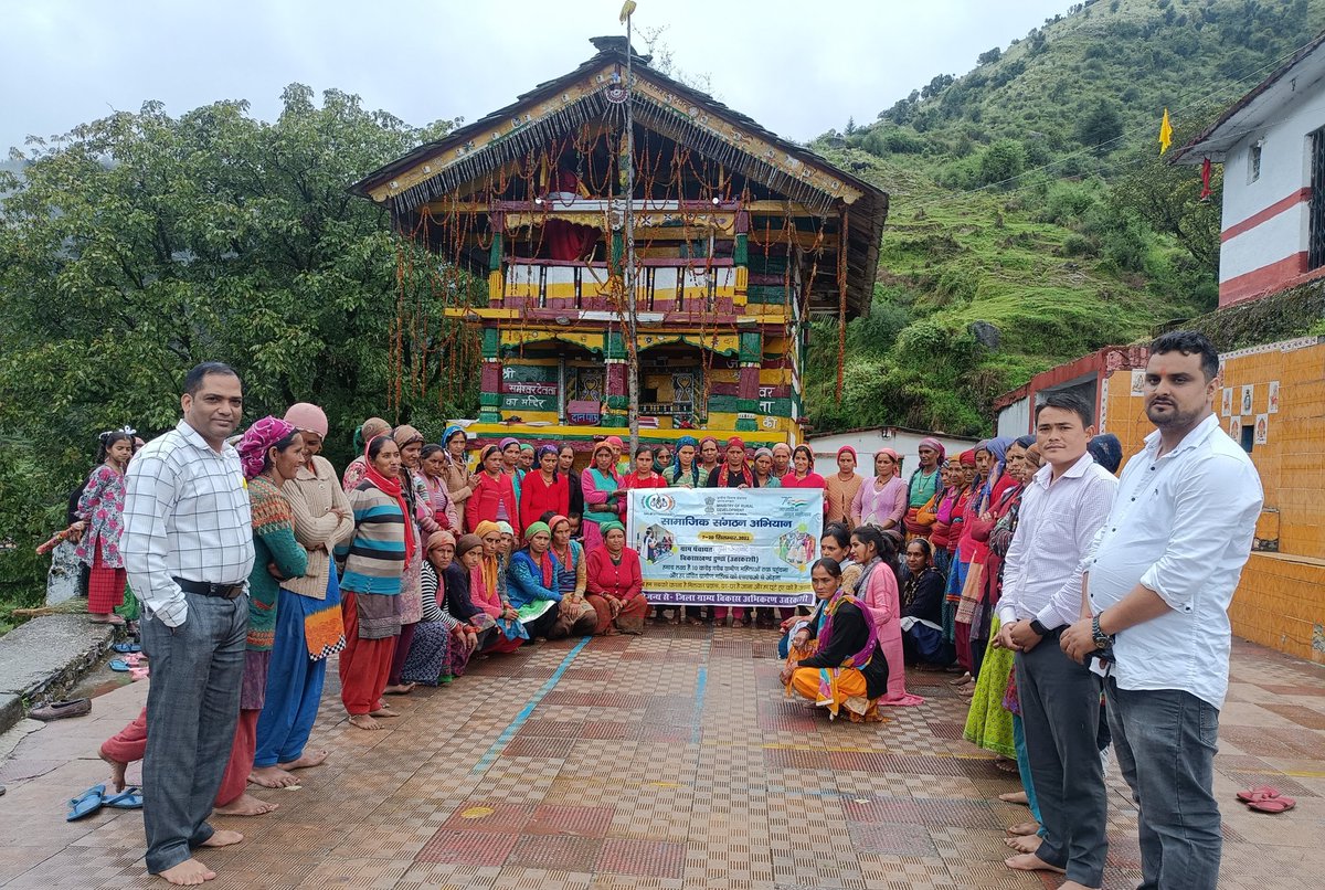 NrlmDunda's tweet photo. During Social Mobilization campaign Under @NRLM @SHG formation at @Uprikot today visited by @BMMU Dunda team along with Surendra ji from @REAPUttarkashi team total 13 SHG formed. 

@ganeshjoshibjp   
@USRLMUTTARKASHI 
@REAPUttarkashi https://t.co/bPFRuDpQ0K