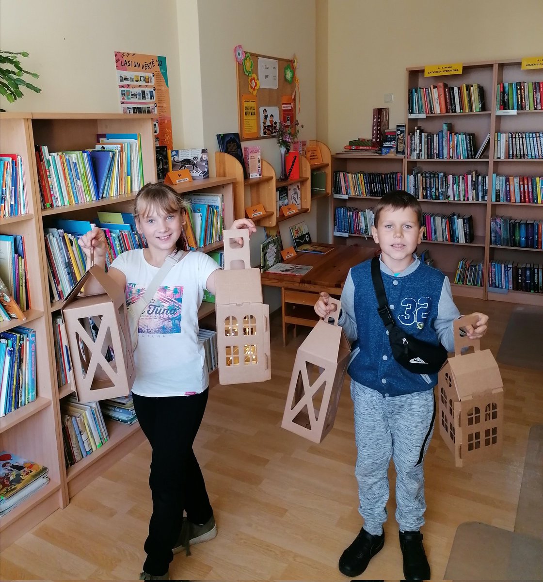 uzavasbib's tweet image. Gatavojamies tumšajam laikam😊 Mājiņas un lukturīši salocīti viens un divi! 👌Paldies palīgiem, kuri ir arī čakli grāmatu lasītāji! 🎉
#palīgi #bērni #prieks #pārsteigums #uzavasbibliotēka