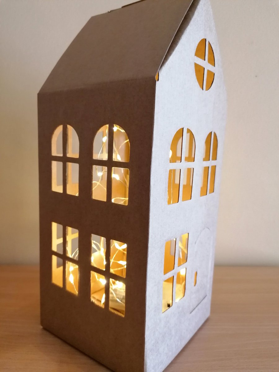 uzavasbib's tweet image. Gatavojamies tumšajam laikam😊 Mājiņas un lukturīši salocīti viens un divi! 👌Paldies palīgiem, kuri ir arī čakli grāmatu lasītāji! 🎉
#palīgi #bērni #prieks #pārsteigums #uzavasbibliotēka