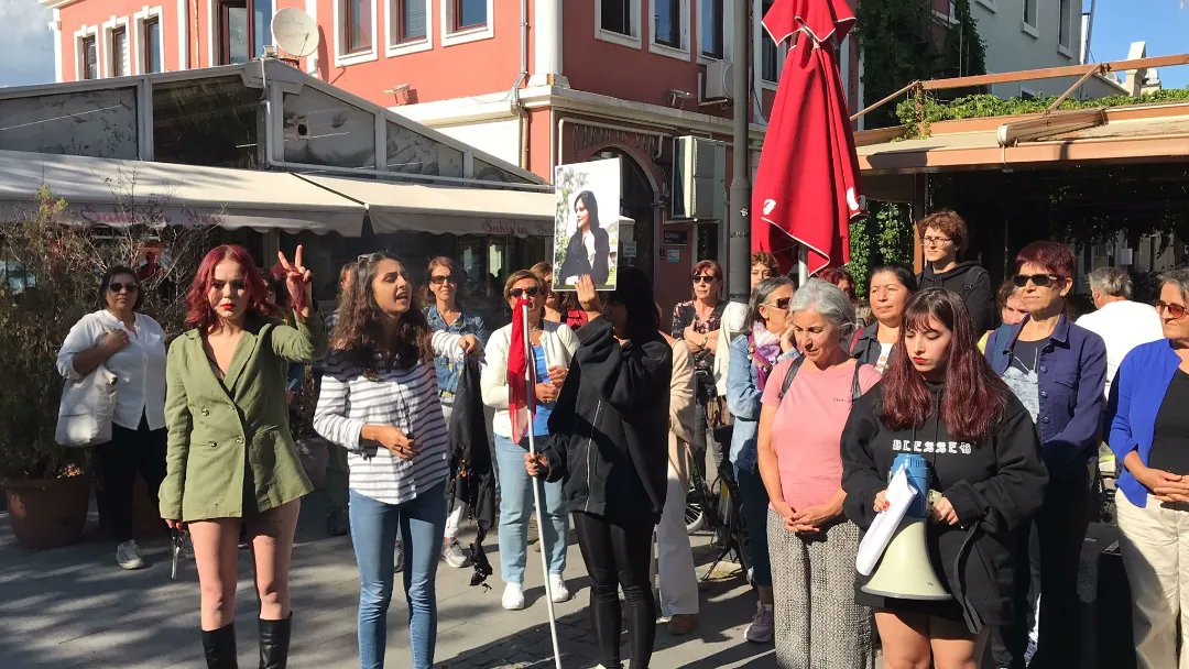 ckadinplatformu's tweet photo. Türkiye'den İranlı kadınların sesini yükseltiyoruz Mahsa Amini'nin katili İran Molla rejimidir. Mahsa'nın katili erkek egemen sistemdir.
İran'da, Türkiye'de ve tüm dünyada. Mahsa için özgürlüğümüz için hayatlarımız için isyan!
#MahsaAmini https://t.co/S6dJdKMl7W