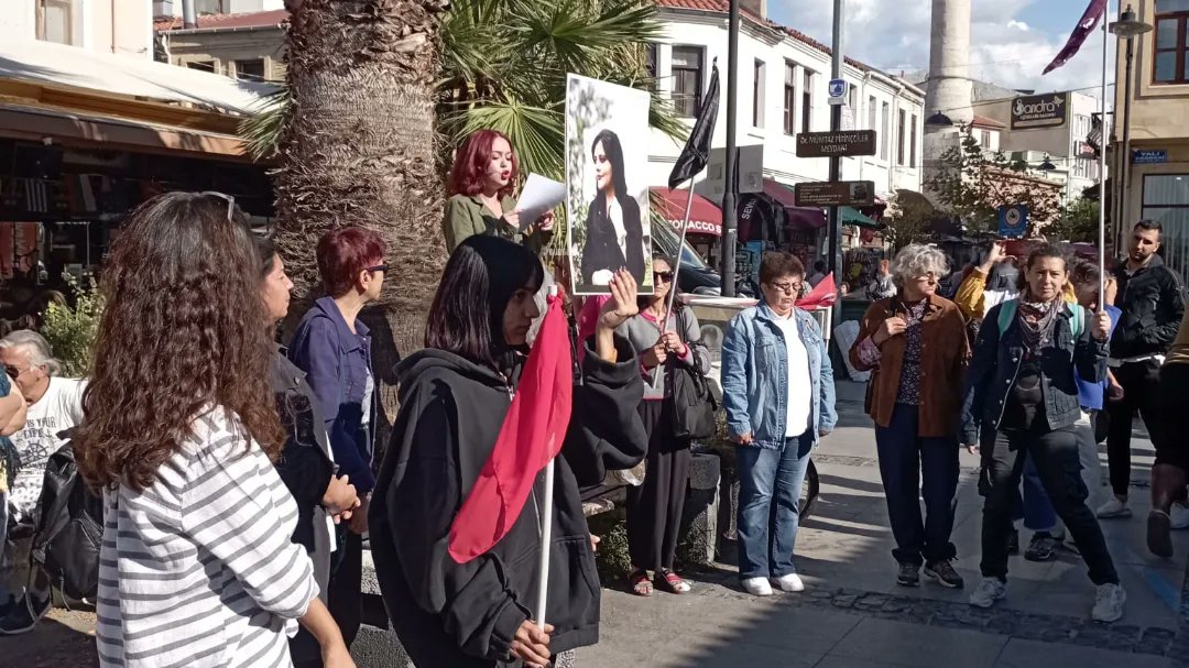 ckadinplatformu's tweet photo. Türkiye'den İranlı kadınların sesini yükseltiyoruz Mahsa Amini'nin katili İran Molla rejimidir. Mahsa'nın katili erkek egemen sistemdir.
İran'da, Türkiye'de ve tüm dünyada. Mahsa için özgürlüğümüz için hayatlarımız için isyan!
#MahsaAmini https://t.co/S6dJdKMl7W
