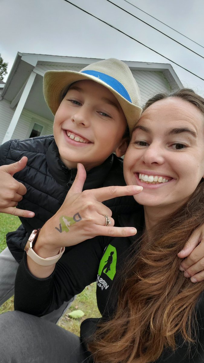 Éduquer ses enfants à avoir des bonnes habitudes de vie commence par nous-même... lâchez son cell et allez courir avec eux! 
Beau moment mère-fils! On va être prêt pour ton 2km mon Charlo!