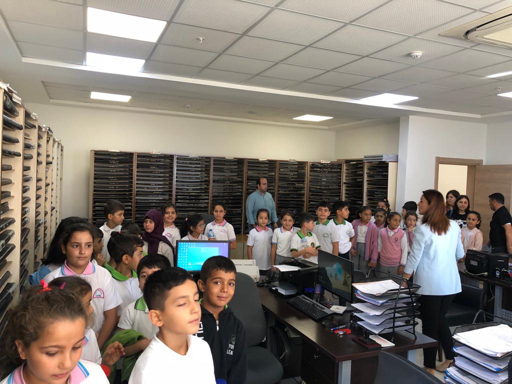 Bugün, Müdürlüğümüze misafir olan Antakya Ali Kavak İlkokulu öğretmen ve öğrencilerine, nüfus hizmetleri hakkında bilgilendirme yaptık. Bilinçli bir gençlik yetiştirmek adına yapılan bu ziyaretleri için teşekkür eder,  başarılar dileriz.<a href="/HatayNufus/">Hatay İl Nüfus Ve Vatandaşlık Müdürlüğü</a> <a href="/sefikaygol/">Şefik AYGÖL</a> <a href="/HatayValiligi/">T.C. Hatay Valiliği</a>