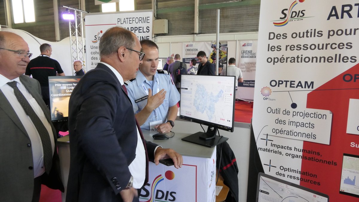 Visite du stand tenu par le #SDIS01 &amp; le <a href="/sdis25/">Sapeurs-pompiers du Doubs Officiel</a> de M. Jean Deguerry, Président du Conseil d'administration &amp; du <a href="/Departement_AIN/">Département de l'Ain</a>. Il a pu découvrir &amp; apprécier les outils d’optimisation de ressources opérationnelles, #Opsready #Opteam <a href="/aum_biosync/">AUM Biosync</a> <a href="/BatiFire/">BatiFire</a> #Projet Notre-Dame