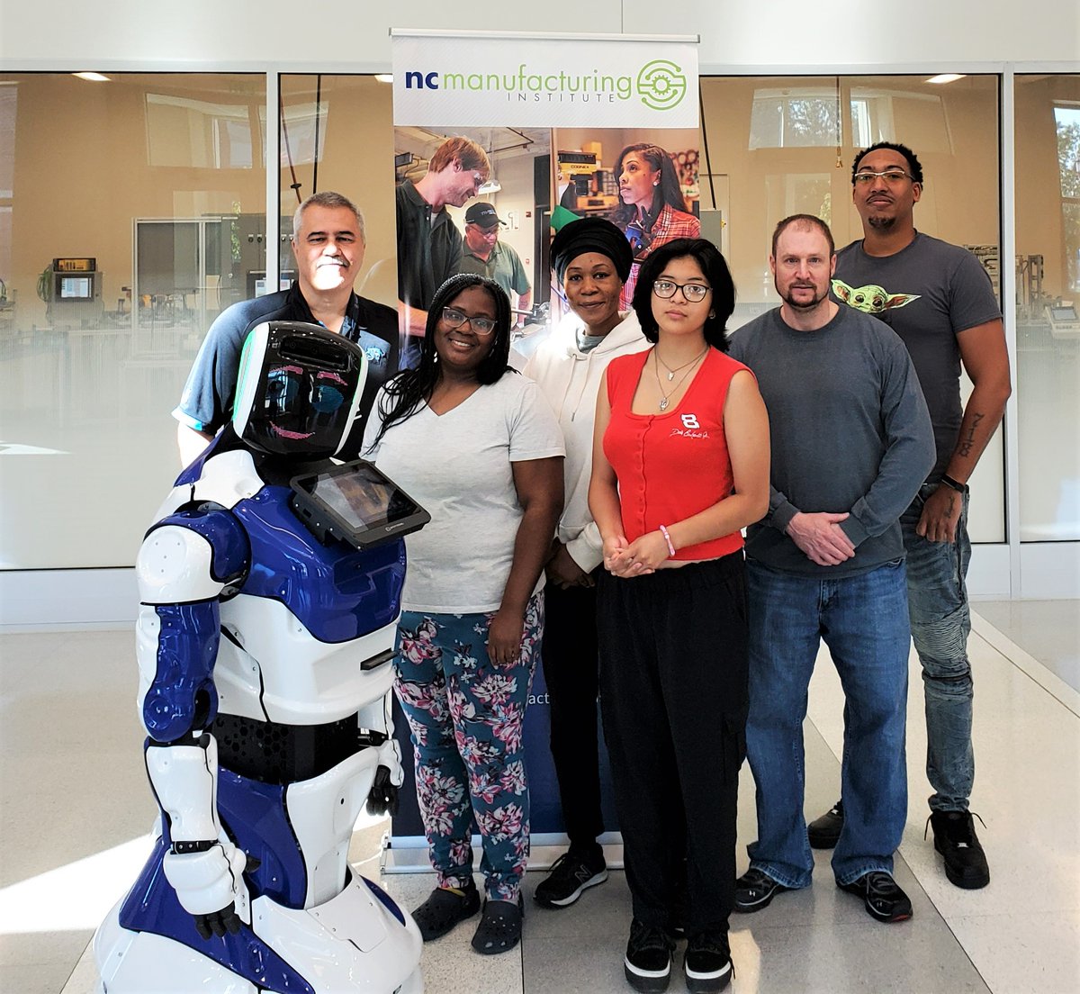 RCCCedu's tweet photo. Congratulations to the newest graduates of the North Carolina Manufacturing Institute’s Certified Production Technician program! These grads are on to great jobs with area companies after an eight-week program. To learn more, visit https://t.co/Z10p81q0rr. #NavigateForward https://t.co/Y2QA2OpUMy