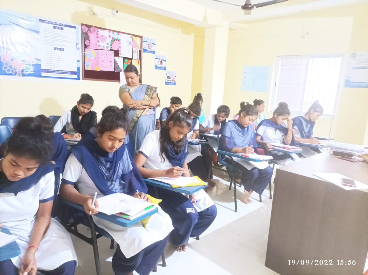 DaksyaAcademy's tweet photo. Daksya Academy, Khunti
We at Daksya Academy teach the various nuances of pattern making and dress designing in a comprehensive manner. Here the students of Batch 4 of Khunti center are taking an taking an assessment. #DaksyaAcademy #JSDM #NSDC #SkillIndia #Skilling #Tailor https://t.co/jR7fcEi8oa