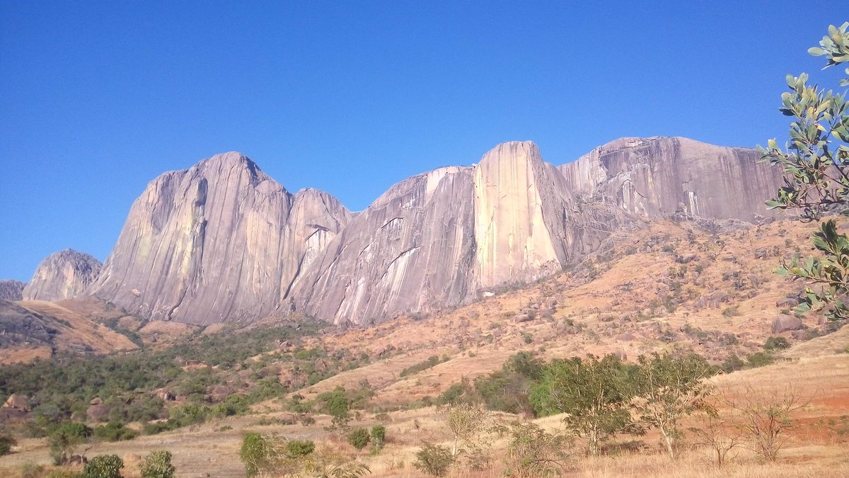 La vallée  du tsaranoro.
Pour plus d'information , contacter et whatsapp: +261348496479