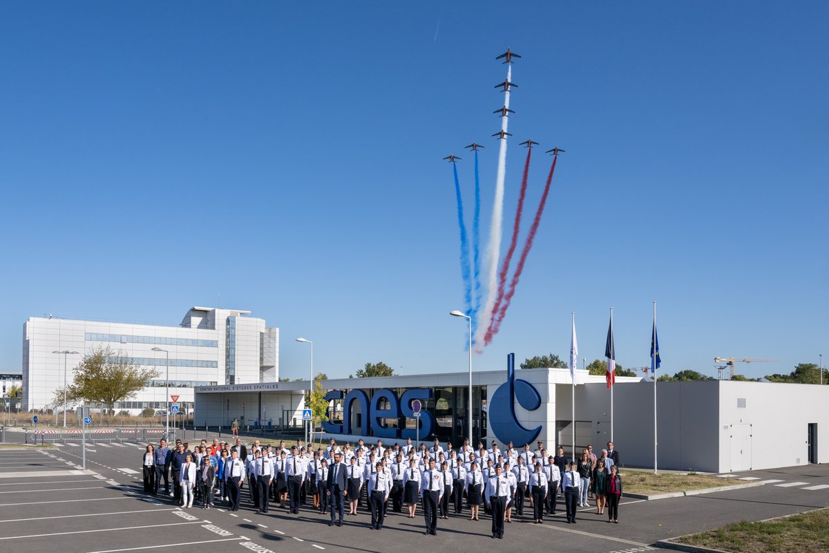 Survol de la Patrouille de France au-dessus du Commandement de l’Espace (CDE) au <a href="/CNES/">CNES</a> à Toulouse, illustrant l’ancrage de l’ <a href="/Armee_de_lair/">Armée de l'Air et de l'Espace</a>  et du CDE dans la région toulousaine où se situera le cœur des opérations spatiales militaires.
©CNES/Frédéric LANCELOT, 2022