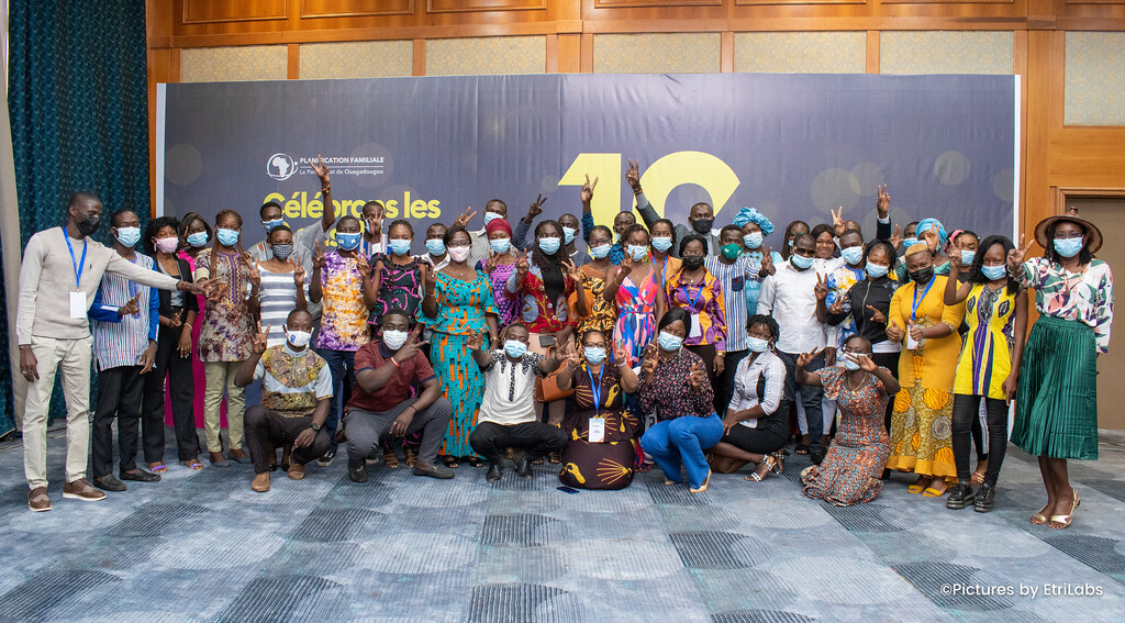 POuagaPF's tweet photo. Vous êtes jeunes, vous vous intéressés à la SR/PF et vous résidez dans l'un des pays du PO? 
Tentez d’obtenir votre place pour la traditionnelle journée des jeunes de la #RAPO2022, en proposant ➡️https://t.co/Yo5ym6mjkE, avant le 12 octobre 2022 des idées innovantes de sessions. https://t.co/w1e4qU0rZc