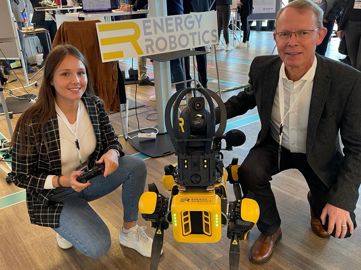 Evonik_DE's tweet photo. #Digitales zum Anfassen: Nach drei Jahren findet heute endl. wieder die #DigiCon22 live vor Ort statt! #Evonik Mitarbeiter:innen stellen ihren Kolleg:innen diverse #digitale Lösungen, Prozesse, Tools, Projekte und Geräte vor, an und mit denen sie arbeiten. #DigitaleTransformation https://t.co/IHB8QmP1ii
