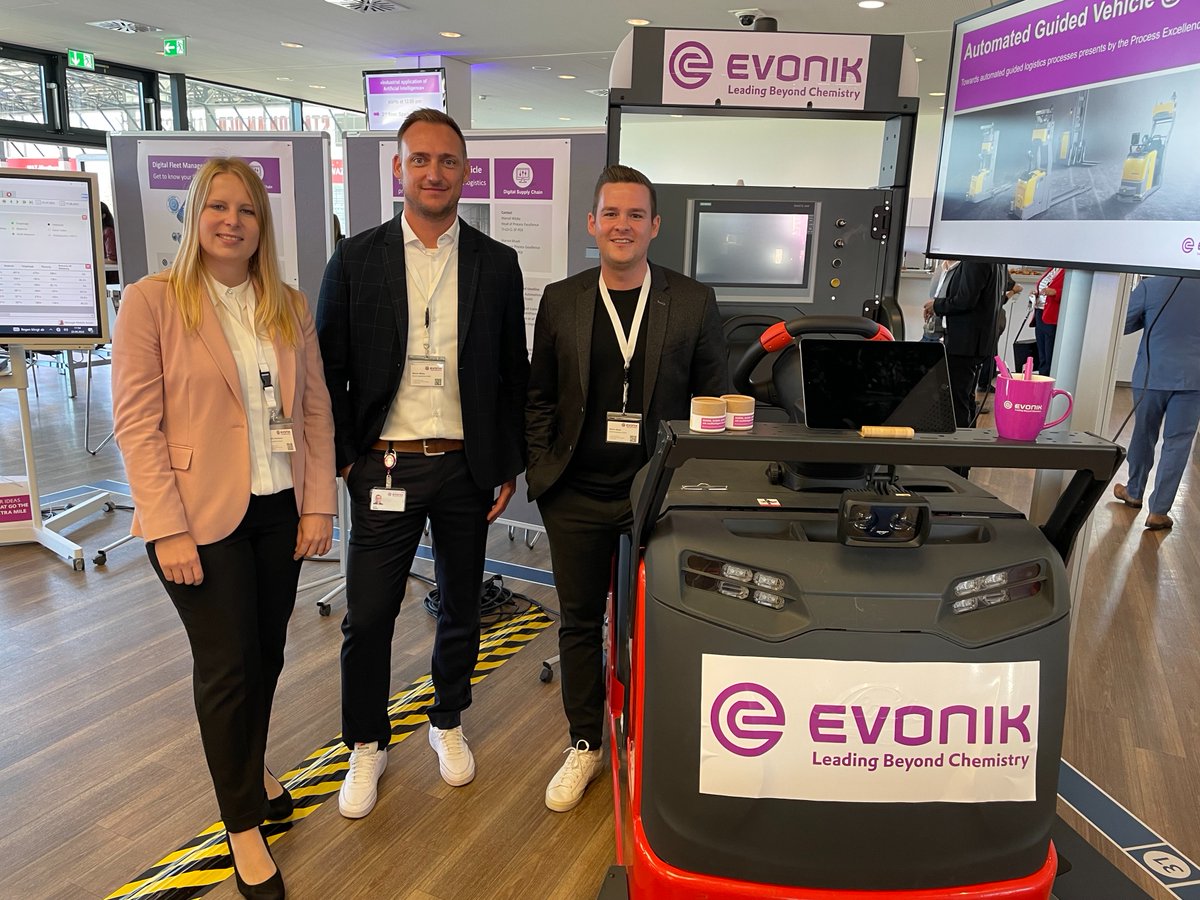 Evonik_DE's tweet photo. #Digitales zum Anfassen: Nach drei Jahren findet heute endl. wieder die #DigiCon22 live vor Ort statt! #Evonik Mitarbeiter:innen stellen ihren Kolleg:innen diverse #digitale Lösungen, Prozesse, Tools, Projekte und Geräte vor, an und mit denen sie arbeiten. #DigitaleTransformation https://t.co/IHB8QmP1ii