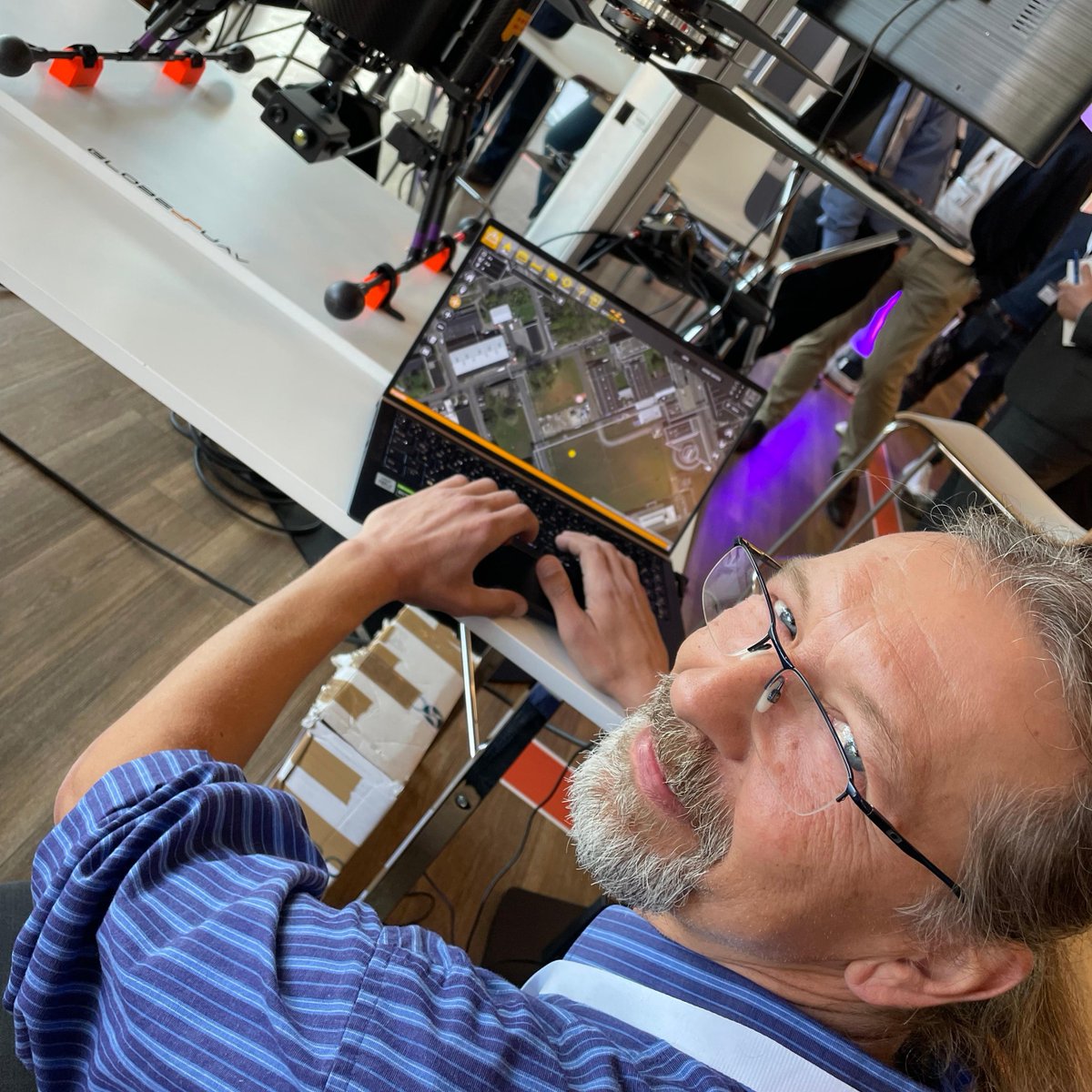 Evonik_DE's tweet photo. #Digitales zum Anfassen: Nach drei Jahren findet heute endl. wieder die #DigiCon22 live vor Ort statt! #Evonik Mitarbeiter:innen stellen ihren Kolleg:innen diverse #digitale Lösungen, Prozesse, Tools, Projekte und Geräte vor, an und mit denen sie arbeiten. #DigitaleTransformation https://t.co/IHB8QmP1ii