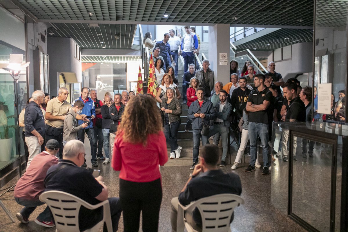 TonnoCallipoVol's tweet photo. Il Volley Club apre le porte della propria sede per accogliere i giallorossi che, dal canto loro, hanno risposto presente ben volentieri. 
Il risultato è stata una piacevole serata a casa di amici dai toni del tutto informali.
Continua qui ➡️ https://t.co/M1vJpFObMY https://t.co/Lq6xyH2DQQ