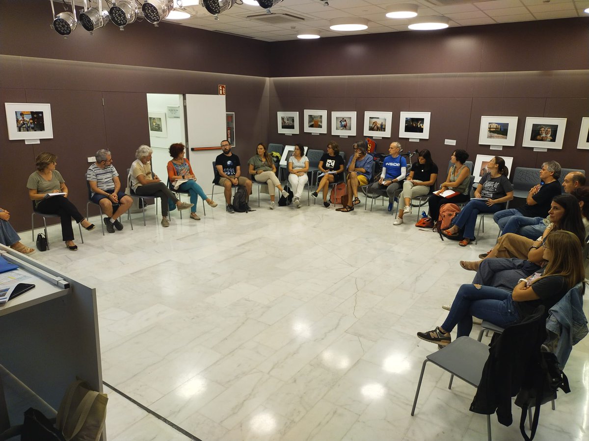 Girona_Cat's tweet photo. 🏫 @Girona_cat amplia i consolida la Xarxa de Coordinadors/es de Mobilitat Escolar: el consistori aposta per aquesta iniciativa de foment de la mobilitat escolar sostenible i incorpora la representació de les AFA dels centres educatius participants 👉 https://t.co/fLL6ivfgE4 https://t.co/UK4yJ2hxVP