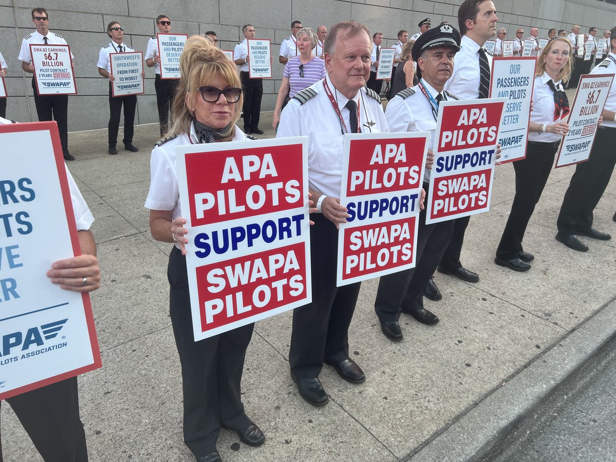 AlliedPilots's tweet image. Our pilots were proud to stand with their union brothers and sisters from @swapapilots in Nashville yesterday. #IStandWithSWAPA
