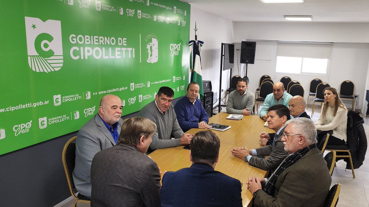 👥 En el marco de la visita de #CAME al sur del país 🇦🇷, junto con entidades locales, nos reunimos con el intendente <a href="/ClaudioDiTella/">Claudio Di Tella</a> para coordinar acciones de aliento al sector turístico, comercial y productivo #pyme de Cipoletti y su zona de influencia.
#AgendaFederalPyme 💪