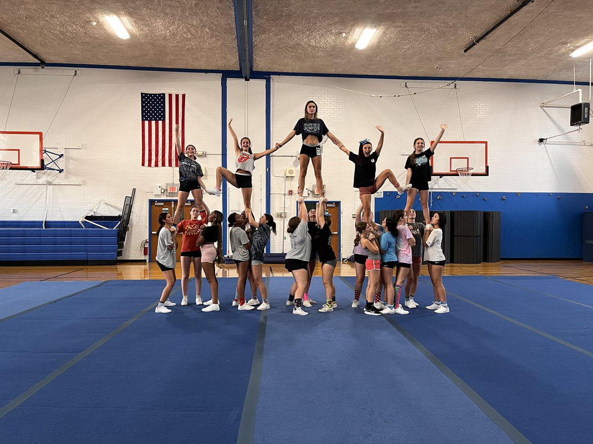 SHSCheer23's tweet photo. Pyramid pizzazz 

#cheerleading 
#stunting https://t.co/IfsUHDAGOj