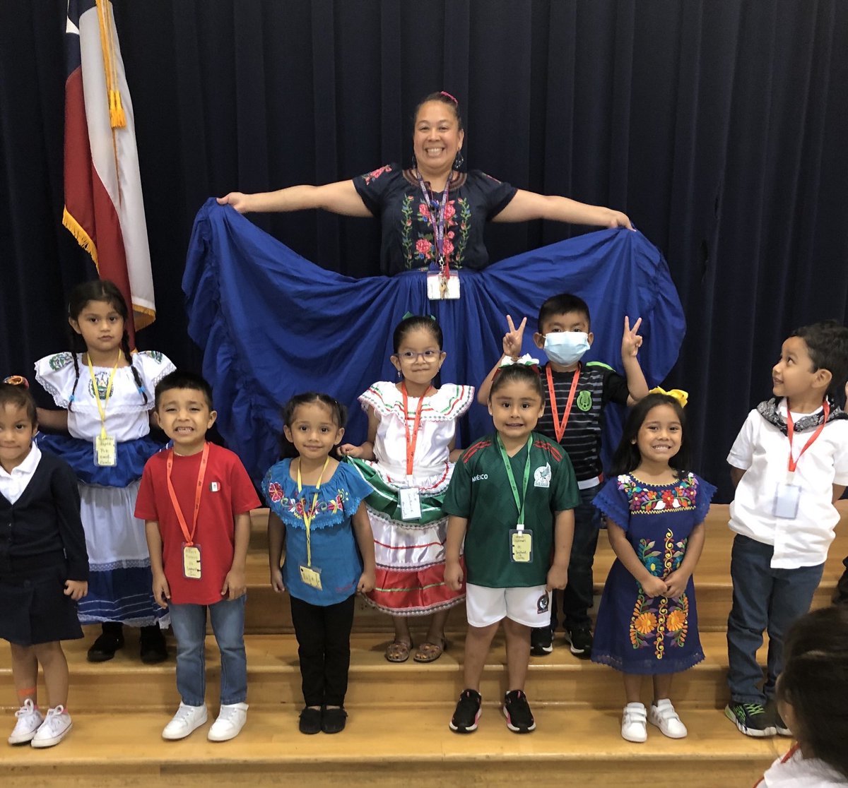 Do you know what day it is at Central Elementary?! 
#HeritageDay #HispanicHeritageMonth