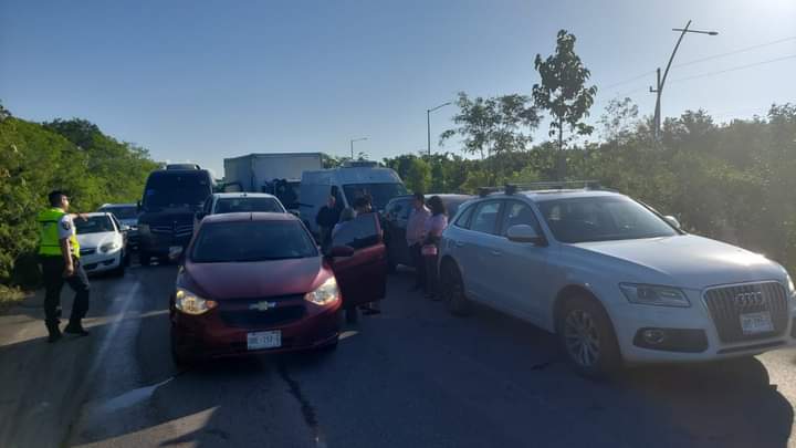 enlacerfqr's tweet photo. #PrecauciónVial ⚠️ Carambola de 8 vehículos en Av. Huayacán, rumbo al libramiento 180. #Cancún.  @TransitoBJ ya en el lugar. Reportan tráfico pesado.

@oscarvfm https://t.co/r6t31EqAfZ