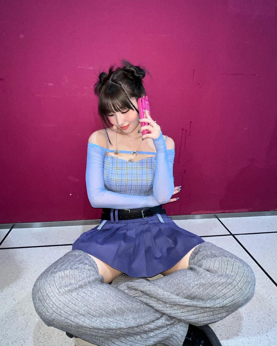 I'm wearing a blue style for this stage, and I'll call this style with dolphins, but look at my head bun! Does it look like a bear? Never mind, here's another photo dump from the #TalkthatTalk promotion!