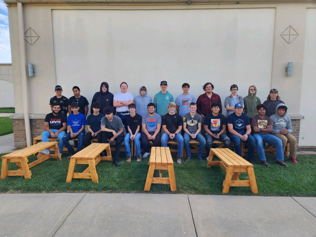 DanKinney10's tweet photo. Thank you to the students @IowaWesternCC who built the benches for the local homeless shelter and the staff the coordinated the project. An amazing way to give back to our community. #TheReiverWay #CommunityBeforeSelf https://t.co/tZOkHOLS6M